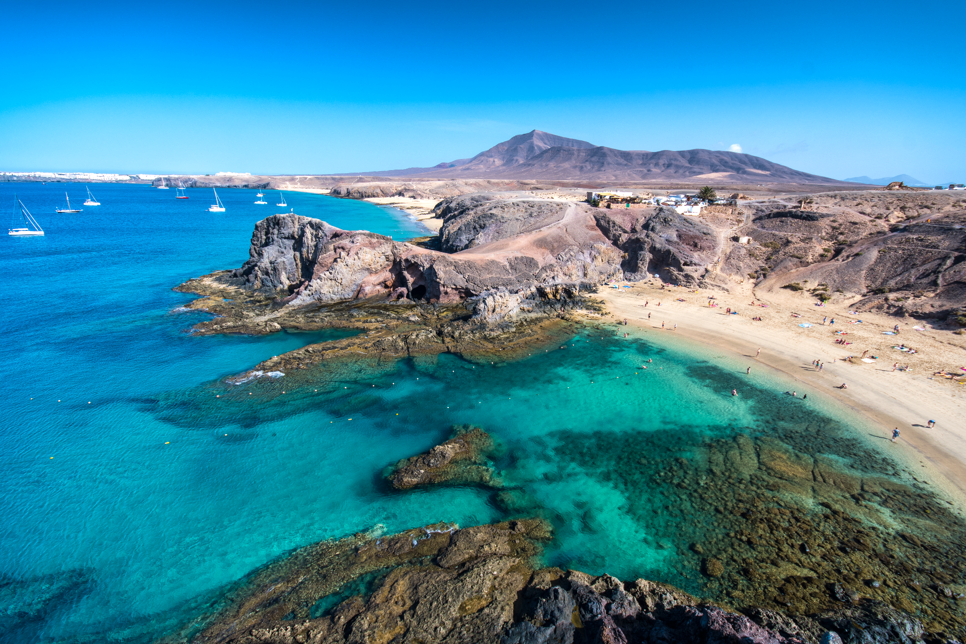 Plaža Papagayo na Lanzarotu — turkizno morje in vulkanska obala