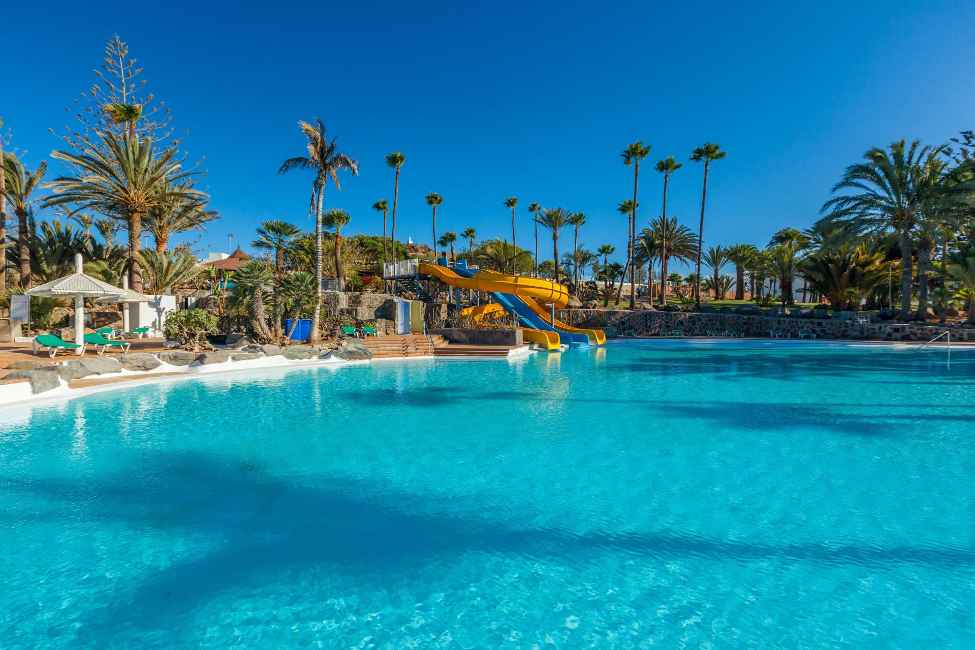 Bazen in vodni tobogani v hotelu Abora Interclub Atlantic — San Agustín, Gran Canaria